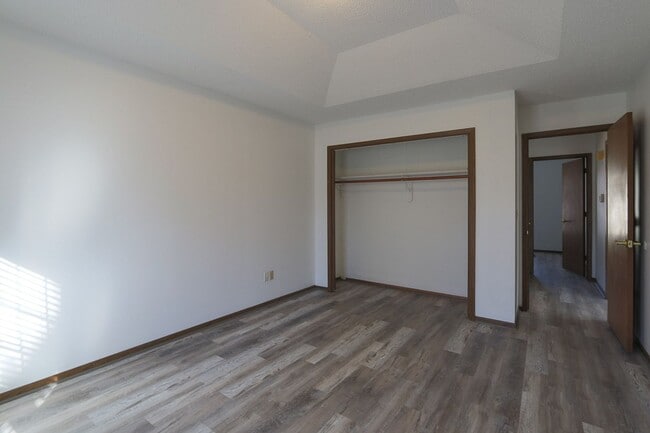 Building Photo - {8515} Walking distance to South Lake Park + 2 Car Attached Garage + Deck!