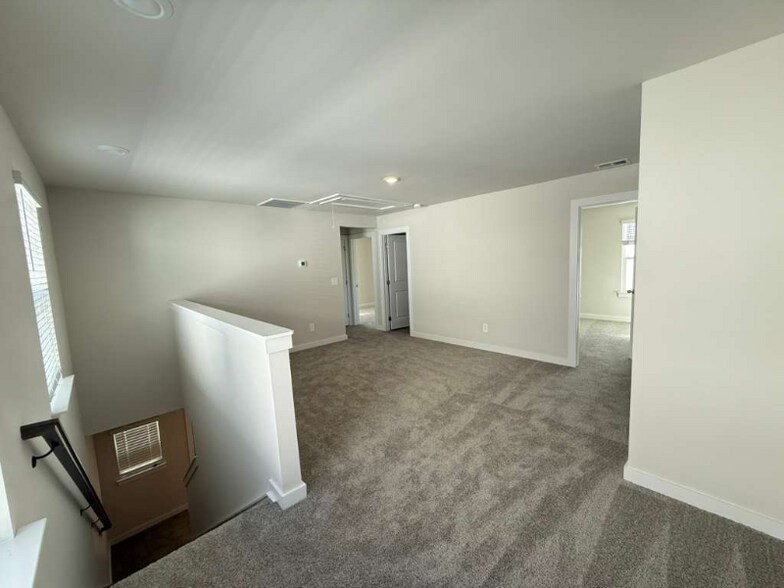 Building Photo - 3927 Northbrook Dr