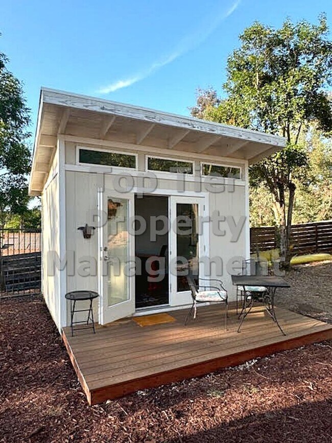 Building Photo - 3 Bed/ 2 Bath Spacious Family Home with Su...