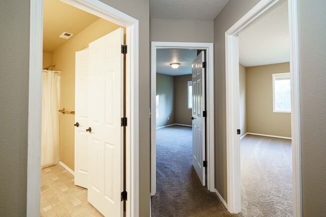Building Photo - 3 Bedroom 2.5 Bath Duplex -Quick Easy Acce...