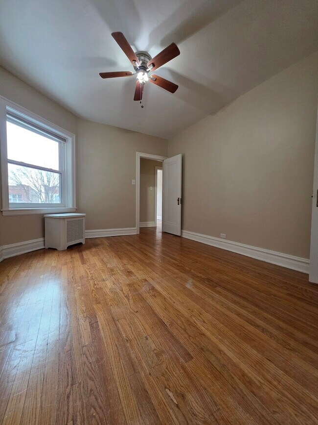 Building Photo - 4831 W Roscoe St