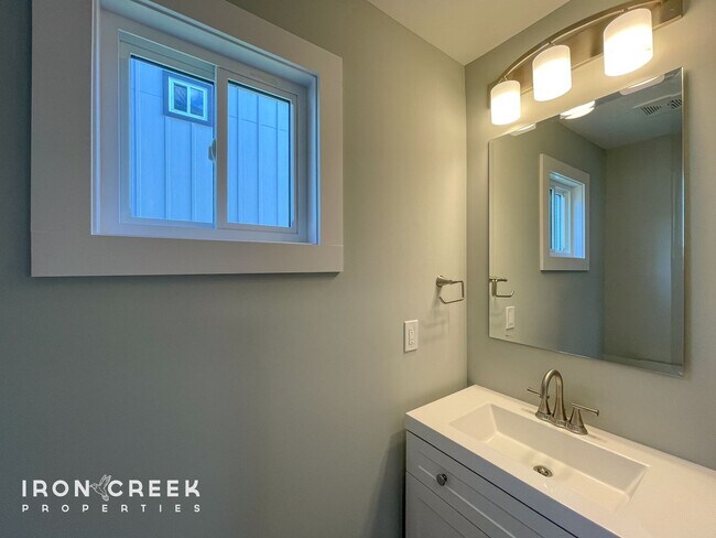 Building Photo - Beautiful, Brand-New Compact Cottage in So...