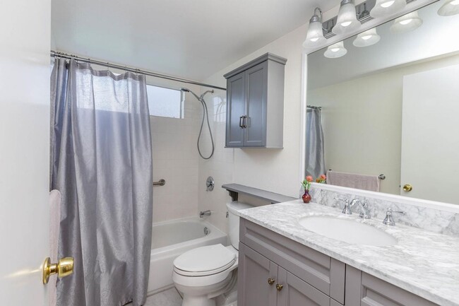 Building Photo - Upgraded and furnished 3 bedroom, 2 bath e...