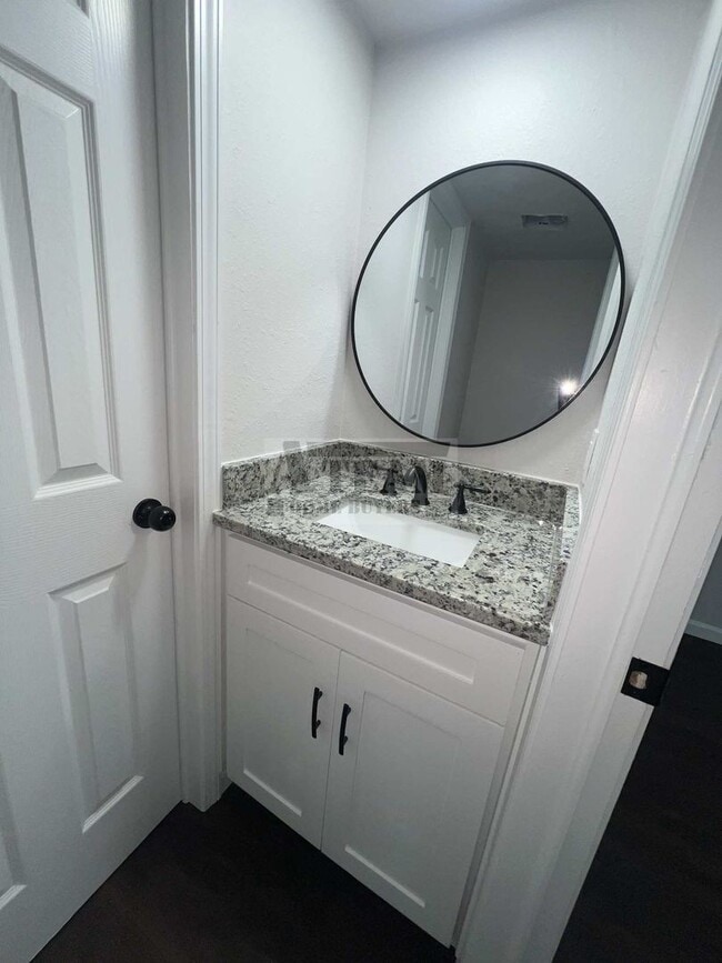 Building Photo - Beautiful Remodeled 3 Bed 1.5 Bath