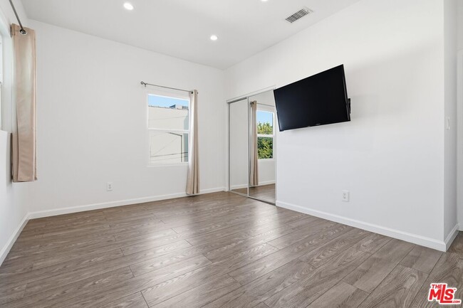 Building Photo - 455 Rexford Dr