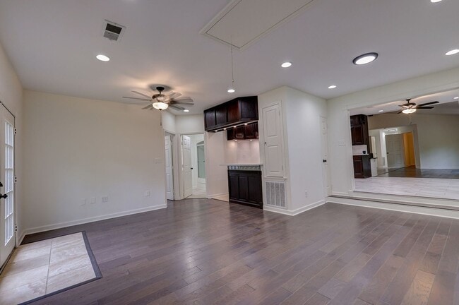 Building Photo - 3 bed 3 bath single family house