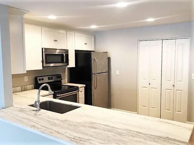 Building Photo - Remodeled 2 bedroom / 2 Full Bath