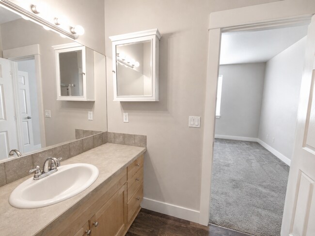 Building Photo - Spacious 3BR Home with Private Yard Near Alpenglow Park