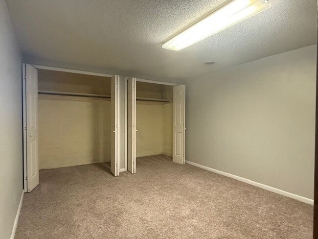 Building Photo - House For Lease