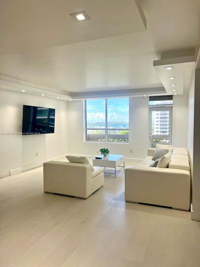 Building Photo - 10185 Collins Ave