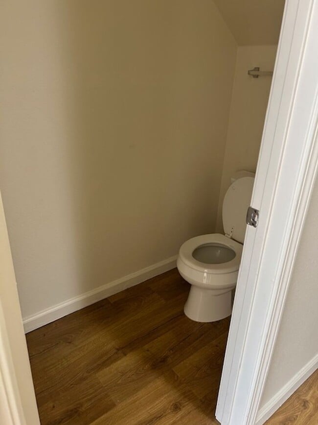 Building Photo - Beautiful 2 Bedroom Townhome Available Now!