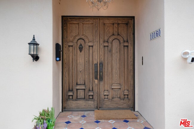 Building Photo - 10160 Cielo Dr