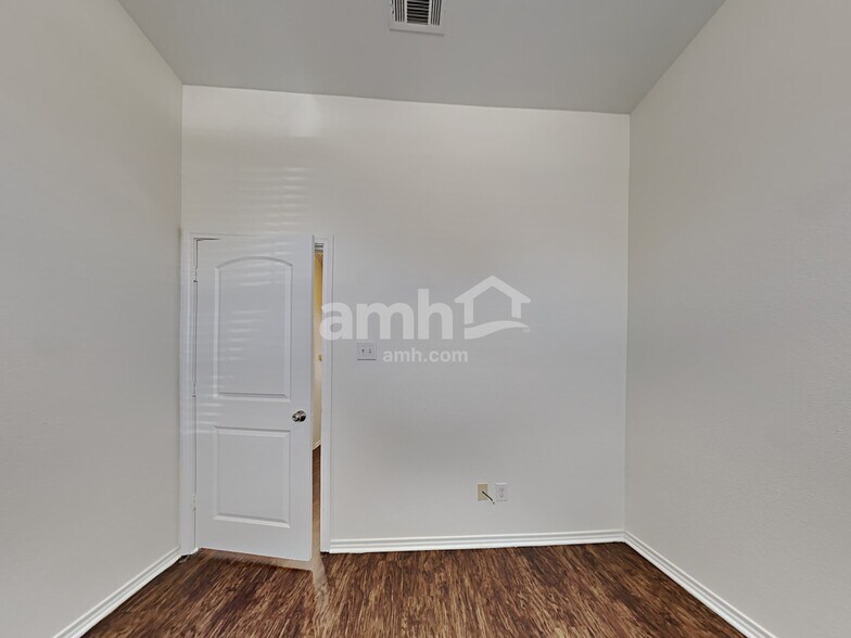 Building Photo - 924 Mesa Vista Dr
