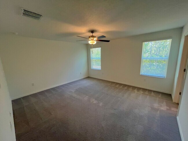 Building Photo - Sapcious 5-Bedroom Home In Quiet Lakeland ...