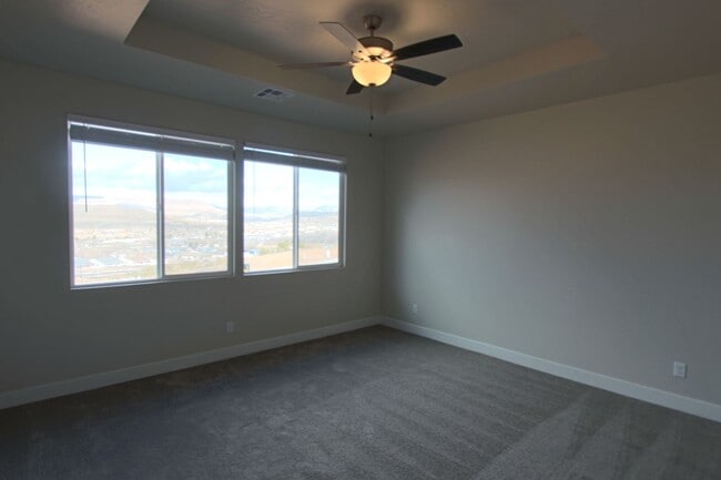 Building Photo - LIKE NEW: 2170+ SQFT and majestic VIEWS  3 Br 2.5 Ba 2 Car garage