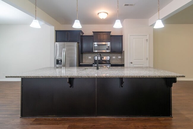 Building Photo - Freshly Renovated 4-Bedroom Home with Mode...
