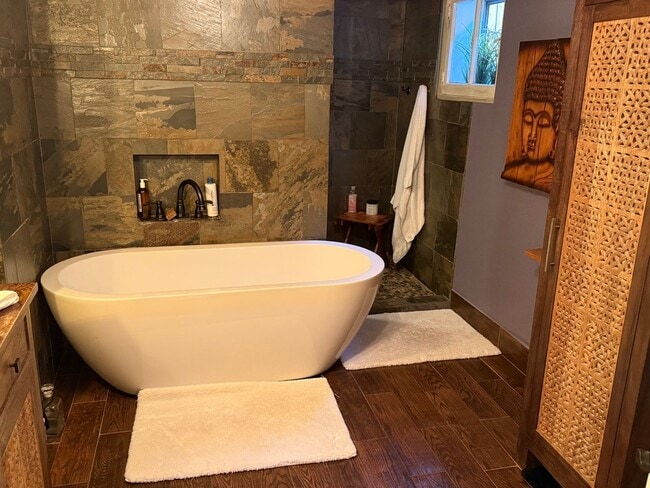 Building Photo - LOCATION LOCATION! This stunning remodeled bungalow has 4-beds and 2-baths w/ an office and is lo...