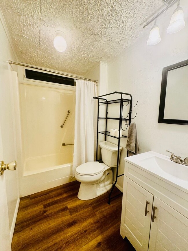 Building Photo - Welcome to your Florida retirement dream in desirable Hollywood Estates.