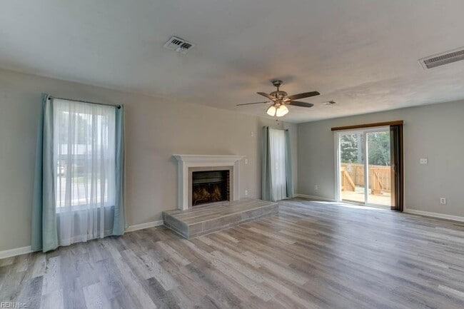 Building Photo - 3800 Sunset Point