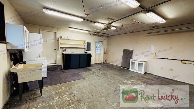 Building Photo - Charming 3 Bedroom Rambler + Large Storage/Shop  | Kent, WA