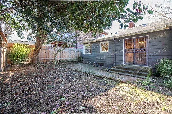 Building Photo - 2714 SE 48th Av