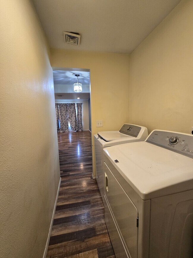 Building Photo - Adorable 2 bedroom