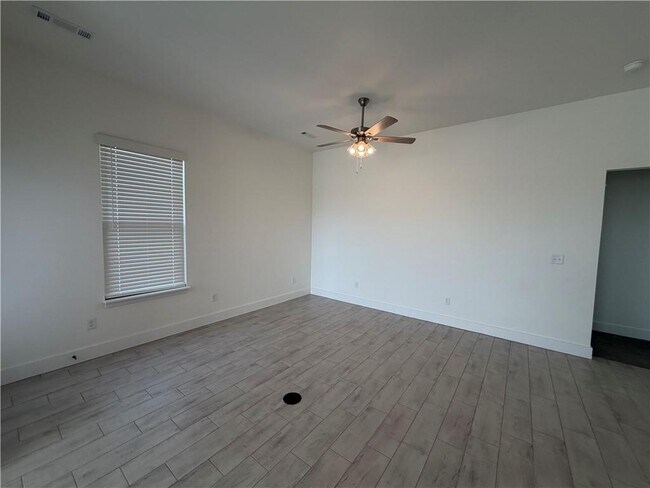 Building Photo - 211 Kristen Ln