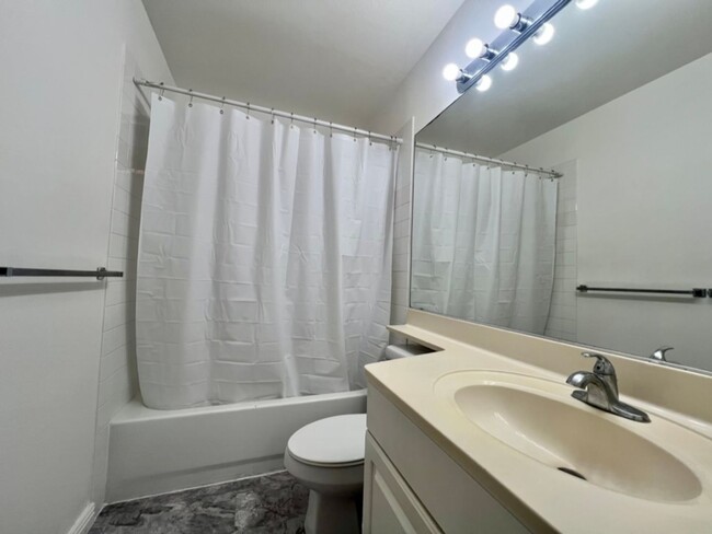 Building Photo - Furnished & PET FRIENDLY 3 Bedroom 2 bath ...