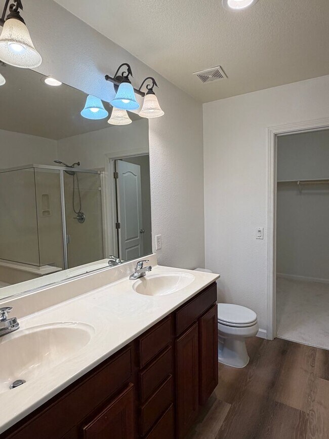 Building Photo - 3301 N Park Dr
