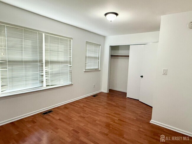 Building Photo - 405 Maplecrest Rd