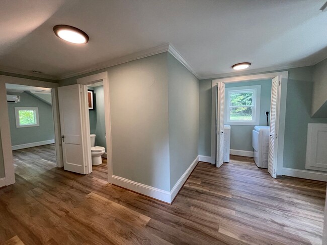 Building Photo - Cape Cod Style Student Housing in Pendleton!