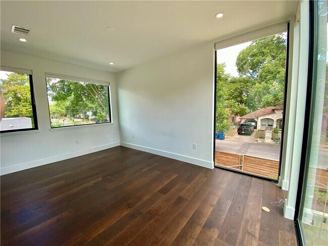 Building Photo - 1905 Riverview St