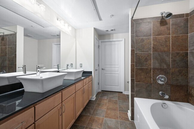 Building Photo - Spacious 3BR/2BA end unit at Bristol West ...