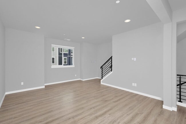 Building Photo - Bothell 3 Bedroom Townhouse HUGE Garage an...