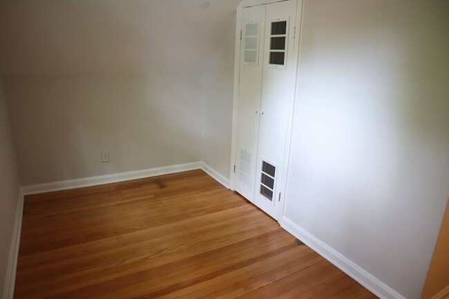 Building Photo - Very Cute 3 bedroom just 7 Minutes to Twin...