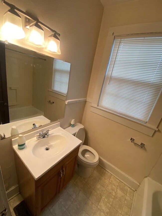 Building Photo - Two Bedroom Duplex in Downtown Woodruff!