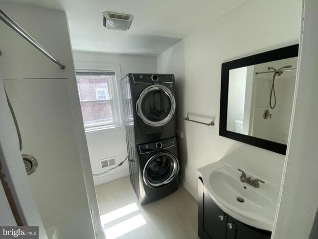 Building Photo - 106 S Walnut St