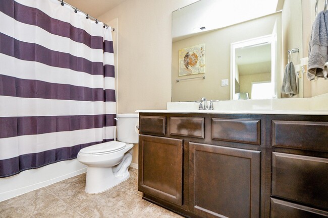 Full bath upstairs - 3431 Arrowhead Bay Ln