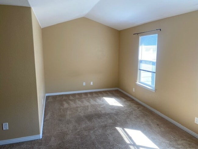 Building Photo - 3 bed 3 bath townhome - Ready 4/10/26