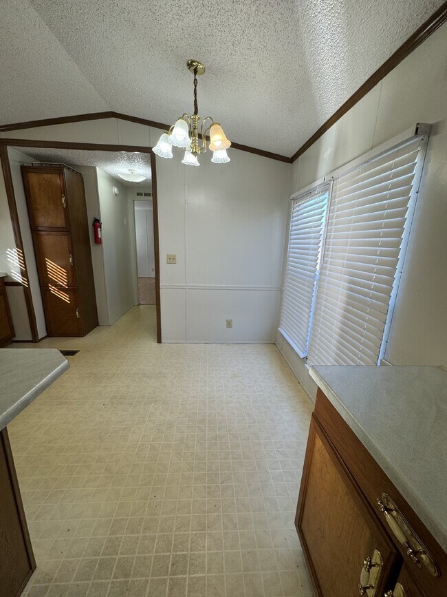 Building Photo - "Charming 2-Bed, 2-Bath in Hendersonville.