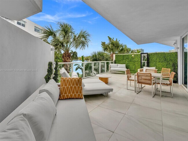 Building Photo - 9821 E Bay Harbor Dr