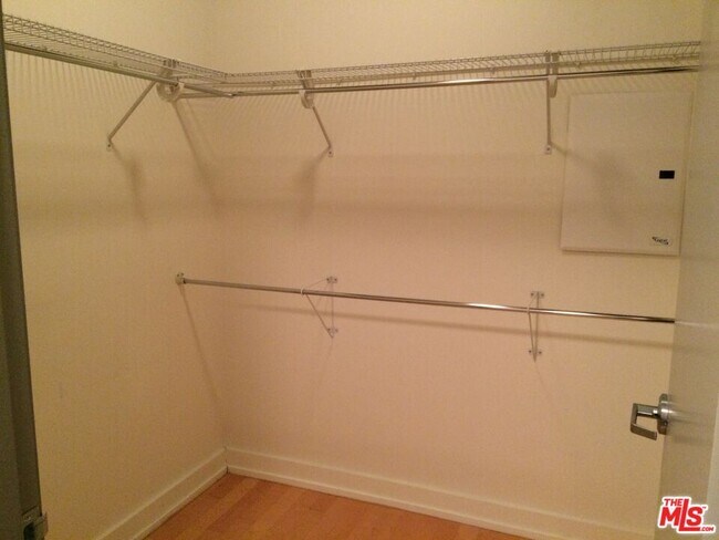 Building Photo - 645 W 9th St