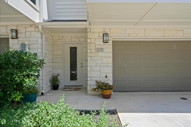 Building Photo - 205 Birch Oak Ln