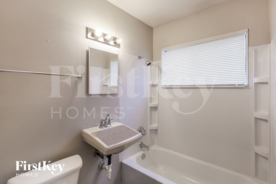 Building Photo - 4622 Karen Dr