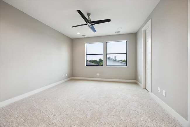 Building Photo - 3212 N MacGregor Way