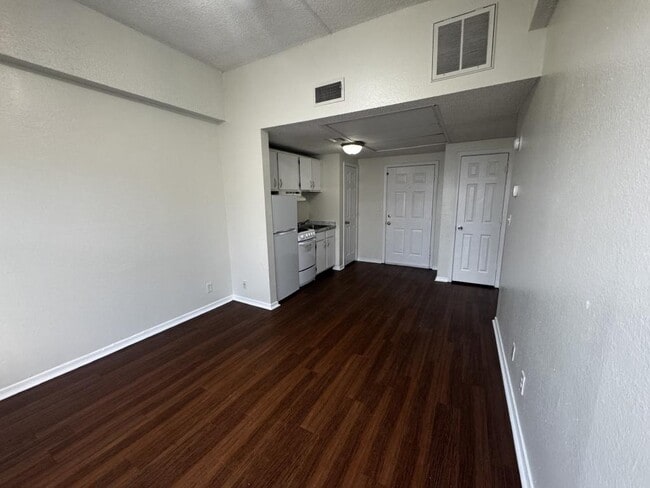 Building Photo - 103 E Central Ave