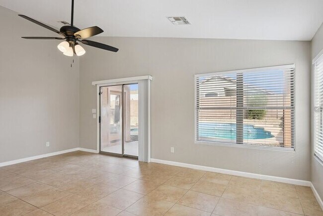 Building Photo - Very nice single level home with 4 bedrooms and 2 baths!