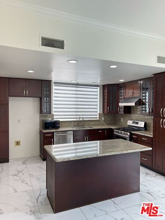 Building Photo - 7916 Blackburn Ave