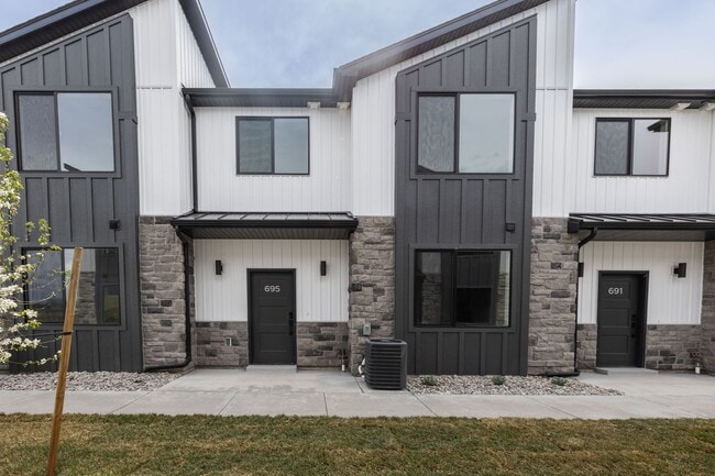 Building Photo - MODERN 3 BED 2.5 BATH TOWNHOME WITH 2 CAR GARAGE IN IDAHO FALLS