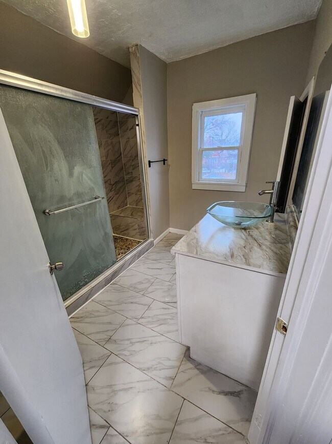 Building Photo - 3 Bedroom House for Rent on W 25th - MOVE IN READY AND CLEAN